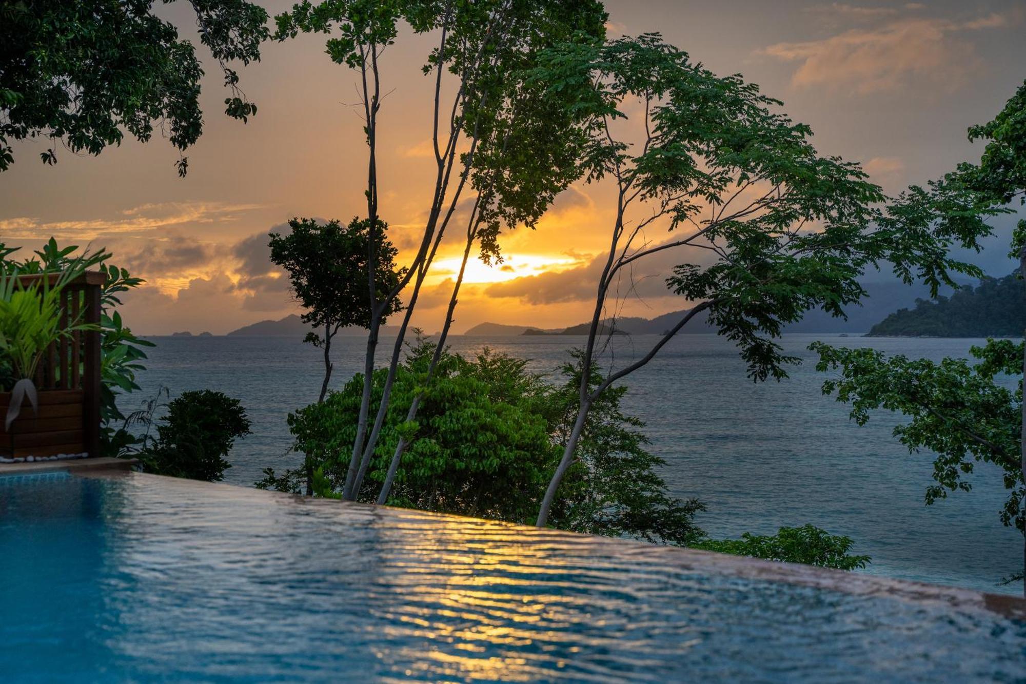 Ten Moons Sunset Villas リペ島 エクステリア 写真